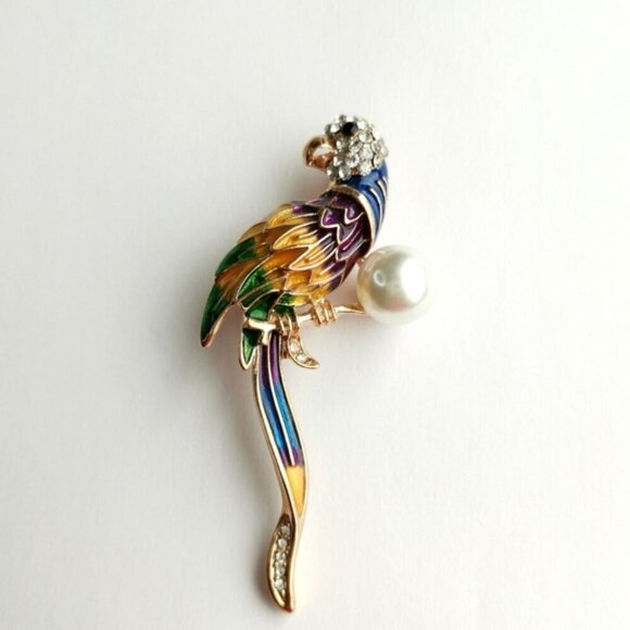 BIRD Parrot brooch pin enamel crystal pearl 🆕 - Picture 1 of 7